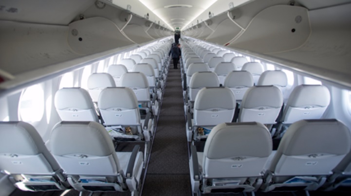 ว่าไงนะ?? สายการบินโคลอมเบียผุดไอเดียนำเก้าอี้ออก ให้ผู้โดยสารยืนตลอดเที่ยวบินแทน