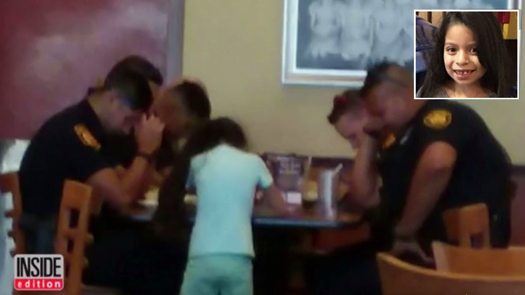 เด็กหญิงเดินเข้าไปกลางโต๊ะอาหารของตำรวจ เพื่อขออธิษฐาน เป็นการตอบแทนที่ทำงานหนัก