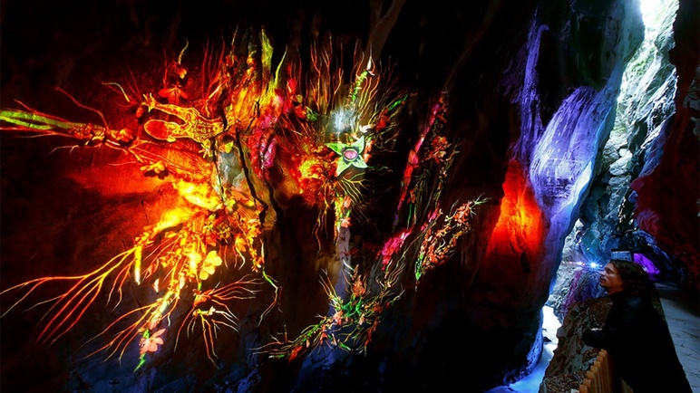 ศิลปินใช้เทคโนโลยีสร้างผลงาน “แสงสีสามมิติ” ในธรรมชาติ เกิดเป็นภาพที่งดงามตระการตา