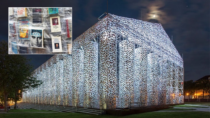 ศิลปินนำหนังสือกว่า 100,000 เล่มที่ถูกสั่งแบน มาสร้างเป็น “วิหารหนังสือพาร์เธนอน” อันยิ่งใหญ่
