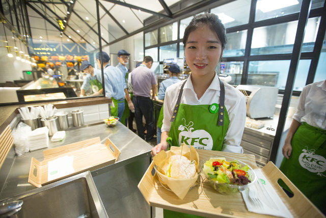 มาไทยบ้างสิ!! KFC เปิดสาขาใหม่ในจีน รูปแบบสายเขียวเพื่อสุขภาพ เมนูเน้นผักล้วนๆ