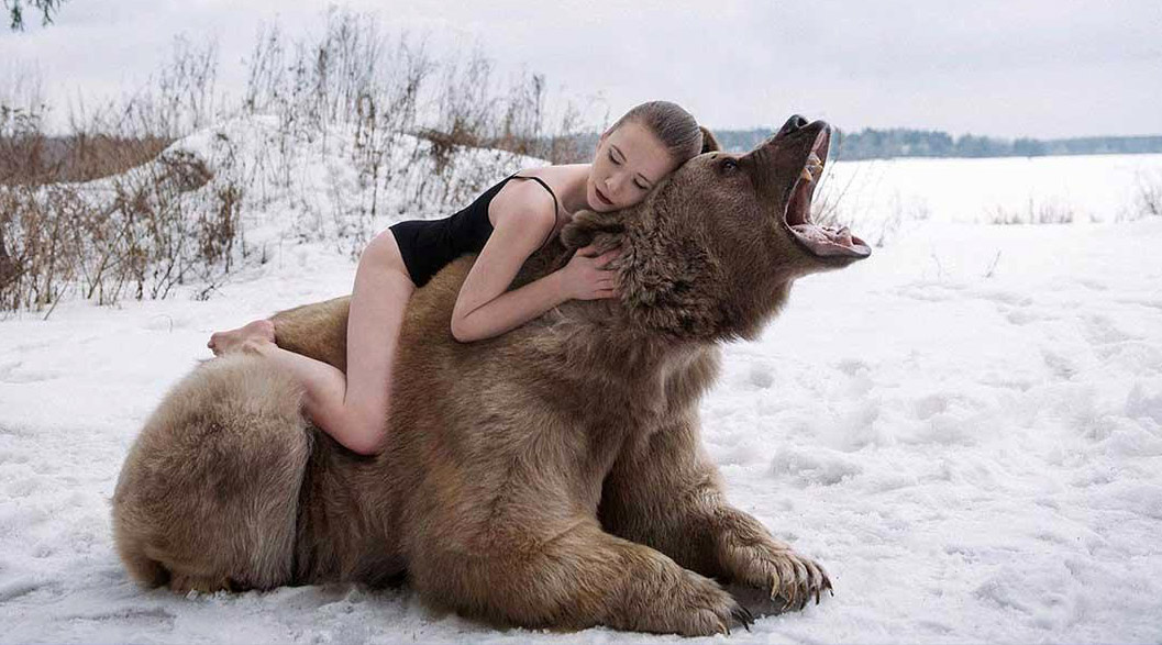 สวยงามดั่งเทพนิยาย ช่างภาพรัสเซียจับมนุษย์ไปถ่ายกับสัตว์ป่า สร้างเรื่องราวอันเหนือจริง…