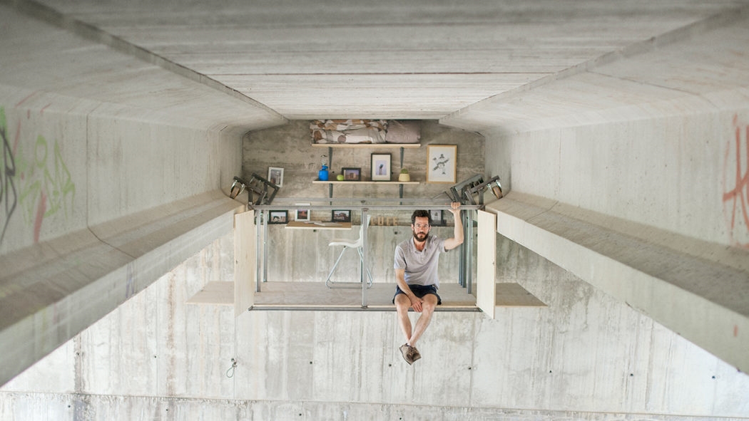 ศิลปินออกแบบสร้างห้องนั่งเล่น “ใต้สะพานลอย” สุดโมเดิร์นให้เหมาะกับสังคมยุคนี้