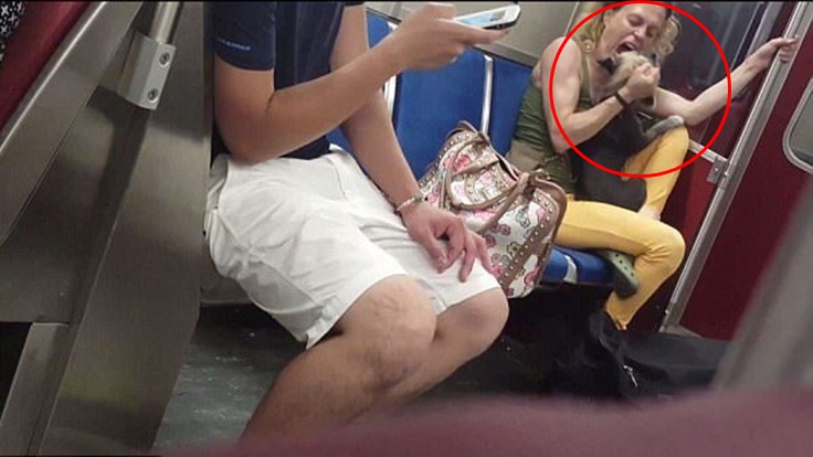 โซเชียลระอุ!! หลังเห็นคลิปหญิงสาวกำลังทำร้าย และใช้ปากกัดหมาของตัวเองบนรถไฟใต้ดิน