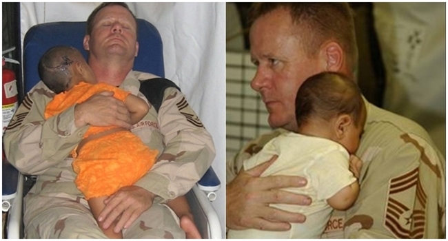 วินาทีสุดซึ้ง ทหารอเมริกันโอบกอด “เด็กน้อยชาวอิรัก” เพื่อปลอบโยนหลังเพิ่งเสียพ่อแม่ไป