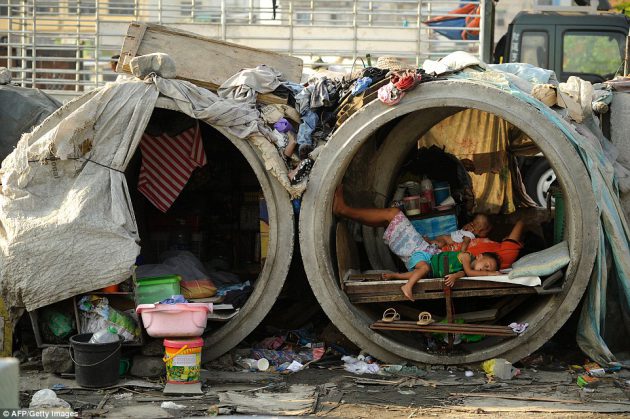 ภาพถ่ายวิถีชีวิตของคนยากไร้ ต้องอาศัยอยู่ใน ‘สลัมท่อคอนกรีต’ ตามท้องถนนในฟิลิปปินส์