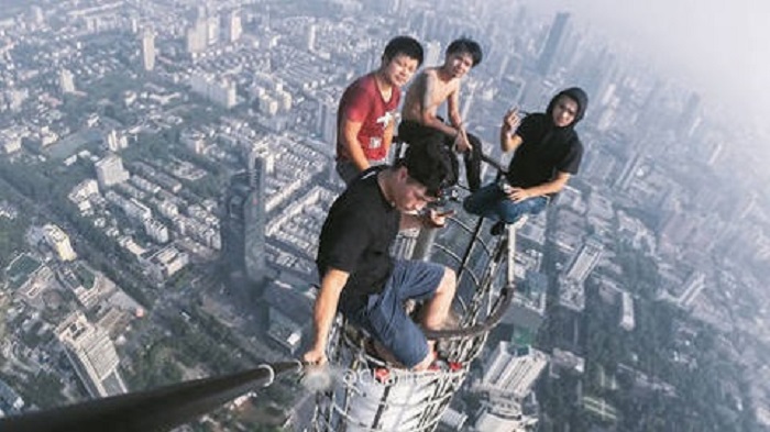 วัยรุ่นจีนท้าความตายโดยแอบปีนขึ้นไปบน “ยอดตึกสูง” งานนี้คนกลัวความสูงใจสั่นแน่นอน