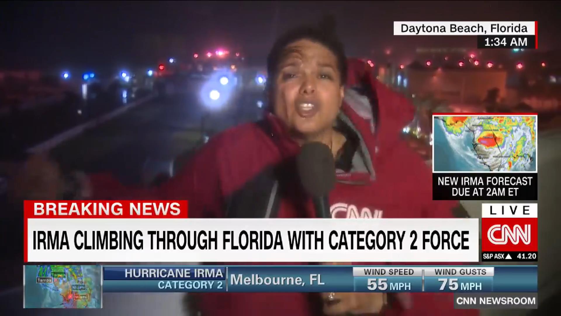 สปิริตแรงกล้า!! นักข่าวสาว CNN ยืนหยัดรายงานข่าว ท่ามกลางลมพายุจนตัวเกือบจะปลิว…