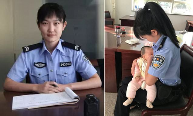 ตำรวจหญิงป้อนนมให้ลูกน้อยวัย 4 เดือนของผู้ต้องหาที่กำลังถูกพิพากษาในศาล
