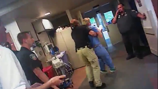 เจ้าหน้าที่ตำรวจทำการจับกุมพยาบาลสาว หลังเธอปฏิเสธไม่ให้เขาเจาะเลือดผู้ป่วยหมดสติ