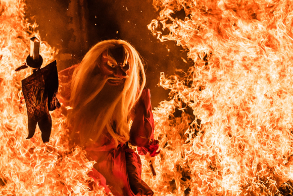 สุดยอดภาพถ่ายอันน่าตื่นตาตื่นใจของปีศาจ Tengu ในงาน “เทศกาลเดินลุยไฟ” ที่ฮอกไกโด