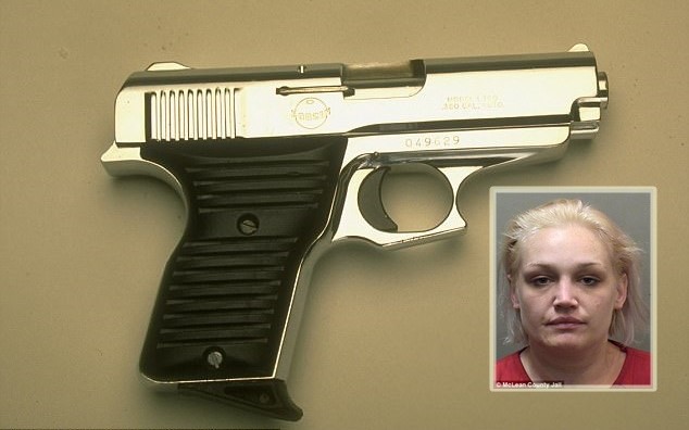 หญิงมะกันวัย 20 ถูกจับข้อหาครอบครองยาเสพติด และแอบซ่อนอาวุธปืนเอาไว้ใน “จิ๊มิ”