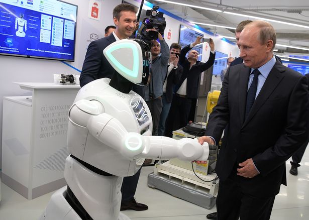 Promobot หุ่นยนต์อัจฉริยะที่เคยหนีออกจากห้องทดลอง ได้จับมือกับ Vladimir Putin
