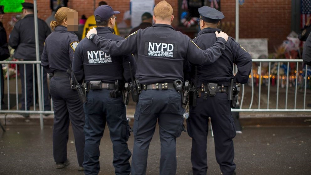 ตำรวจนิวยอร์กจับกุมสาววัย 18 ปี ใส่กุญแจมือ พาไปยังที่ลับตาคน แล้วลงมือข่มขืน…
