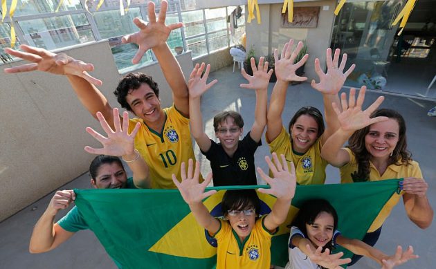 แปลกแต่จริง!! ครอบครัวชาวบราซิลเกิดมาพร้อมกับความพิเศษ มีนิ้วมือ 12 นิ้วทั้งตระกูล