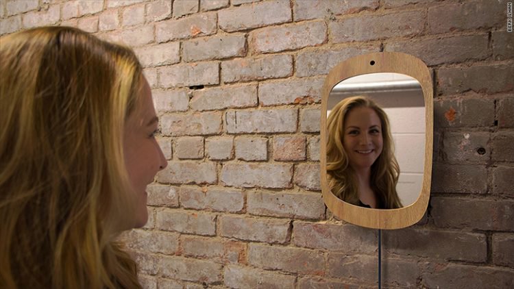 Smile Mirror กระจกยิ้มสุดวิเศษ ที่จะยอมสะท้อนใบหน้าของผู้ใช้ ก็ต่อเมื่อคุณยิ้มให้มัน…