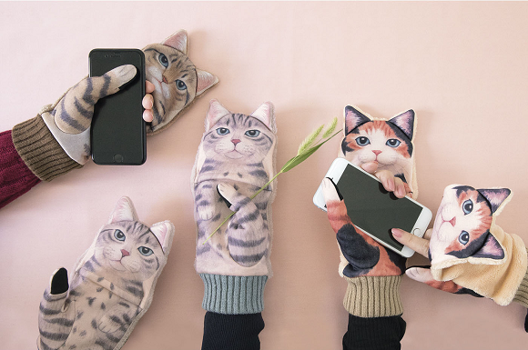 ถุงมือแมวสำหรับเล่นสมาร์ทโฟน ที่แม้จะทำให้ตะกุกตะกักกว่าเดิม แต่ก็ยอมเพื่อความน่าร๊ากกก