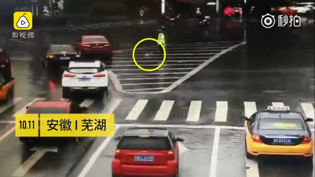 จราจรจีนทำงานท่ามกลางสายฝนหลายชั่วโมง ผู้ใช้ถนนรู้สึกสงสารเลยโยนร่มให้กลางถนน