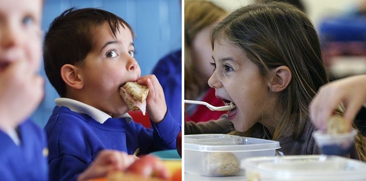 เด็กยากไร้ในอังกฤษ แอบนำอาหารกลางวันที่โรงเรียนใส่กระเป๋ากลับบ้าน เพื่อประทังความหิว