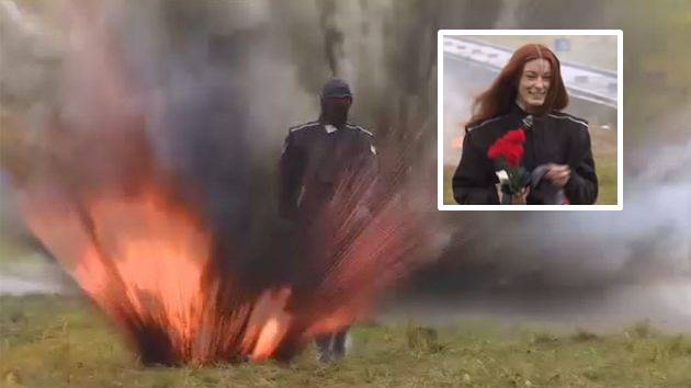 โหดฝัดรัสเซีย!! หญิงชาวรัสเซียใจกล้า เดินผ่านดงระเบิดแบบชิวๆ เพื่อทดสอบชุดเกราะรุ่นใหม่