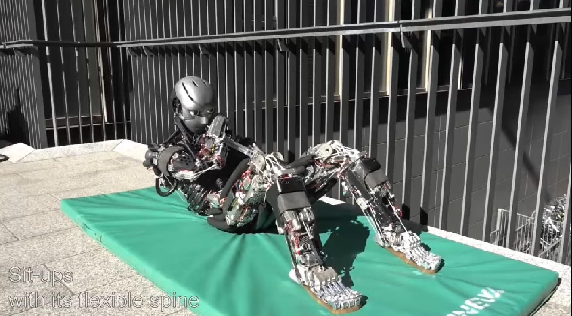 ‘วิดพื้น ซิทอัพ ยืดกล้ามเนื้อ’ ญี่ปุ่นพัฒนาหุ่นยนต์นักออกกำลังกาย ที่มี ‘เหงื่อ’ ไหลออกมาได้ด้วย