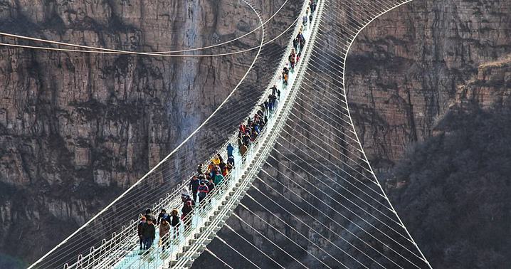 เปิดให้เข้าชมแล้ว ‘สะพานแขวน Hongyaku’ สะพานกระจกที่สูงและยาวที่สุดในโลก โอ๊ย เสียว