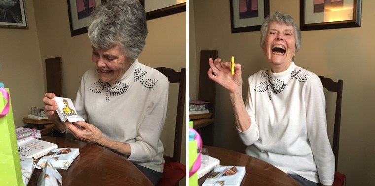 ความน่ารักของคุณยายวัย 85 ปี ที่ได้ของขวัญเป็นฟิดเจตสปินเนอร์ ยิ้มร่าเชียวน๊าาาา คุณยาย