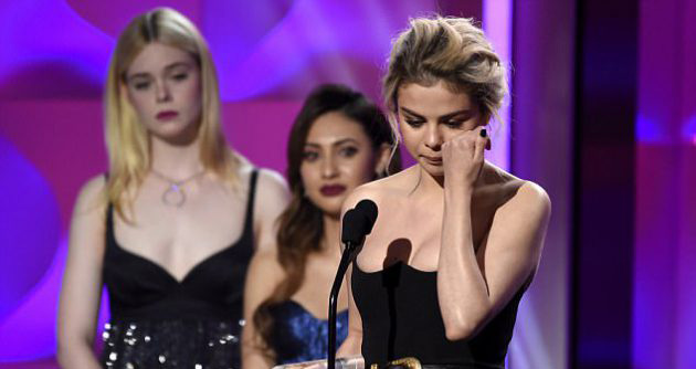 Selena ร่ำไห้กลางงาน Billboard พร้อมยกรางวัล “ผู้หญิงแห่งปี” แก่เพื่อนผู้เสียสละไตให้เธอ