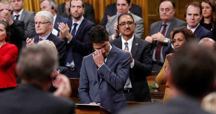 Justin Trudeau หลั่งน้ำตาขอโทษกลุ่มข้าราชการ LGBT หลังเคยได้รับการปฏิบัติอย่างไม่เป็นธรรม…