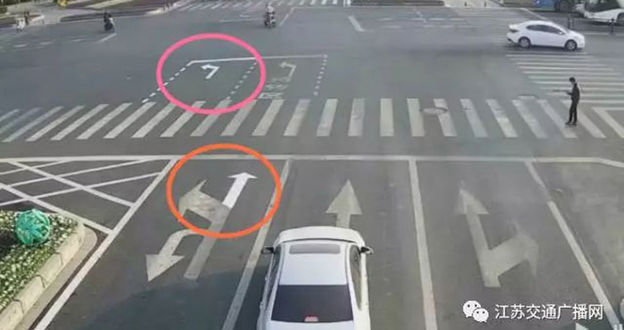 ฉลาดเกมโกง!! หนุ่มจีนลงไปวาดสัญลักษณ์ถนนแบบเนียนๆ เพื่อให้ตัวเองกลับบ้านเร็วขึ้น