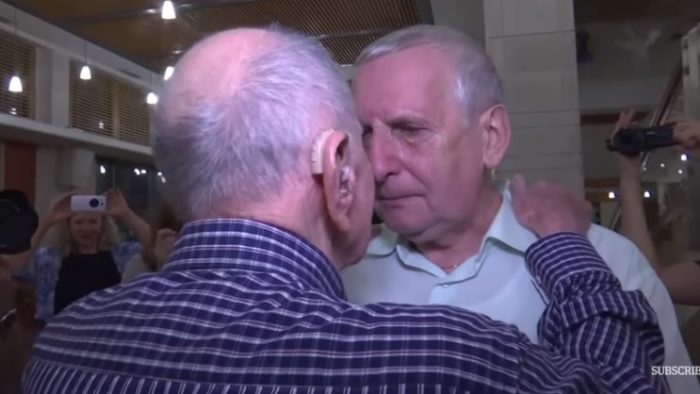 วินาทีประทับใจ เมื่อคุณปู่วัย 102 ปี ได้พบหลานชายตัวเอง เป็นครั้งแรกในชีวิต…