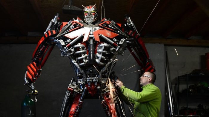 ศิลปินชาวโปแลนด์เปลี่ยน ‘เศษเหล็ก’ ให้กลายมาเป็นหุ่นยนต์ต่างๆ ได้อย่างเหลือเชื่อ