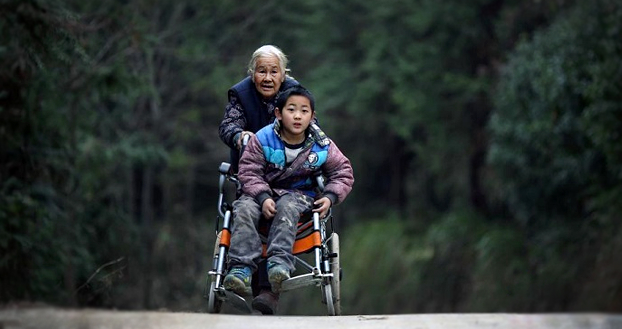 ‘จนกว่าชีวิตจะหาไม่’ คุณย่าวัย 76 เข็นหลานชายพิการไปโรงเรียนร่วม 4 ปี ตกวันละ 24 กิโลฯ!!