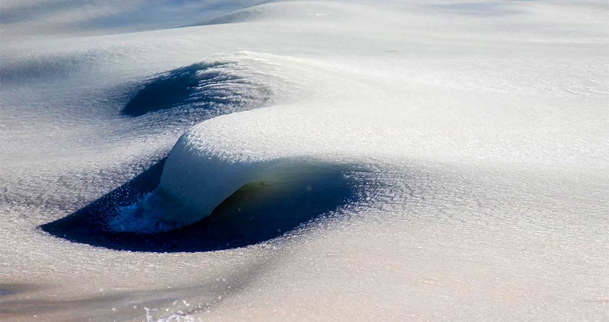 รู้จักกับปรากฏการณ์ ‘คลื่นสเลอปี้’ ที่น้ำทะเลเปลี่ยนเป็นเกล็ดน้ำแข็ง จากอุณหภูมิติดลบ หาชมได้ยากยิ่ง!!