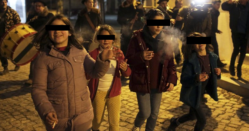 แบบนี้ก็มีด้วยเหรอ? เมืองในโปรตุเกส ส่งเสริมให้เด็กสูบบุหรี่ในวันสมโภชพระคริสต์