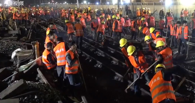 ช่างก่อสร้างกว่า 1,500 คน ร่วมสร้างทางรถไฟจนเสร็จ ภายในเวลาเพียง 9 ชั่วโมงเท่านั้น!!