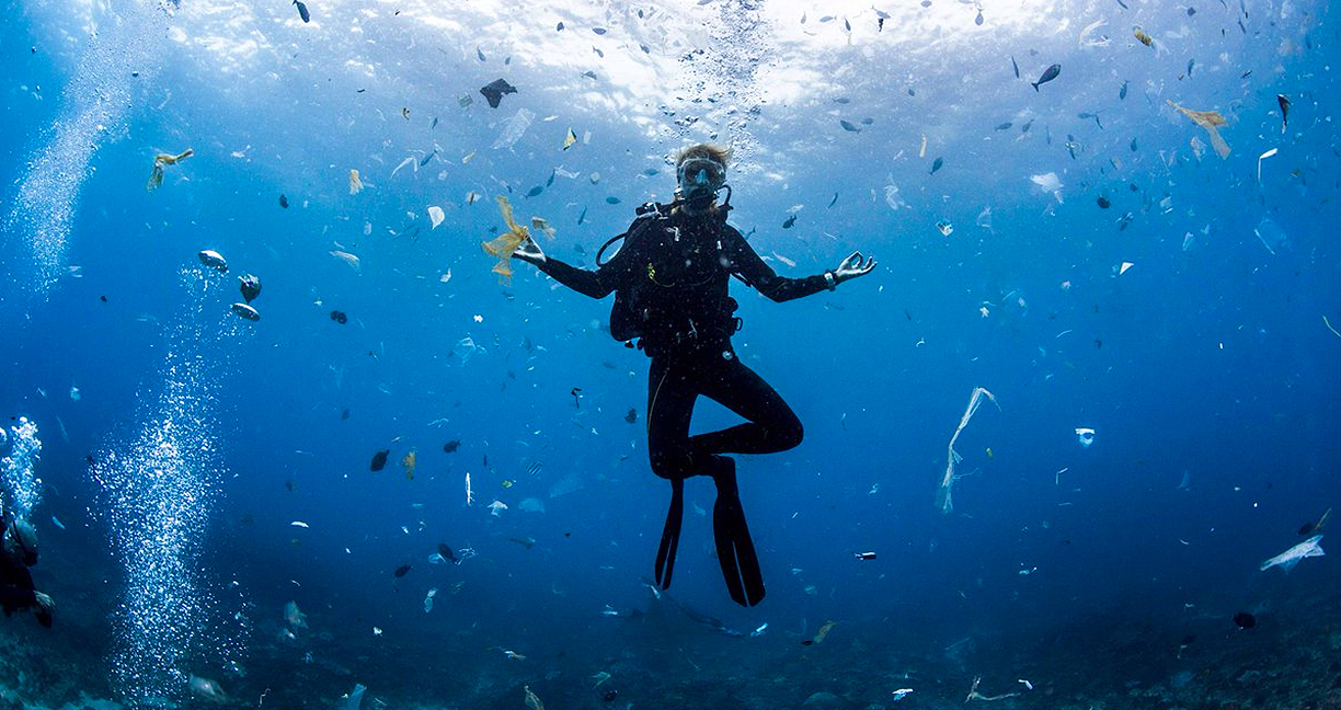 ภาพสุดสะเทือนใจของนักประดาน้ำ ที่ว่ายน้ำท่ามกลางซากขยะมากมาย ในทะเลอินโดนีเซีย