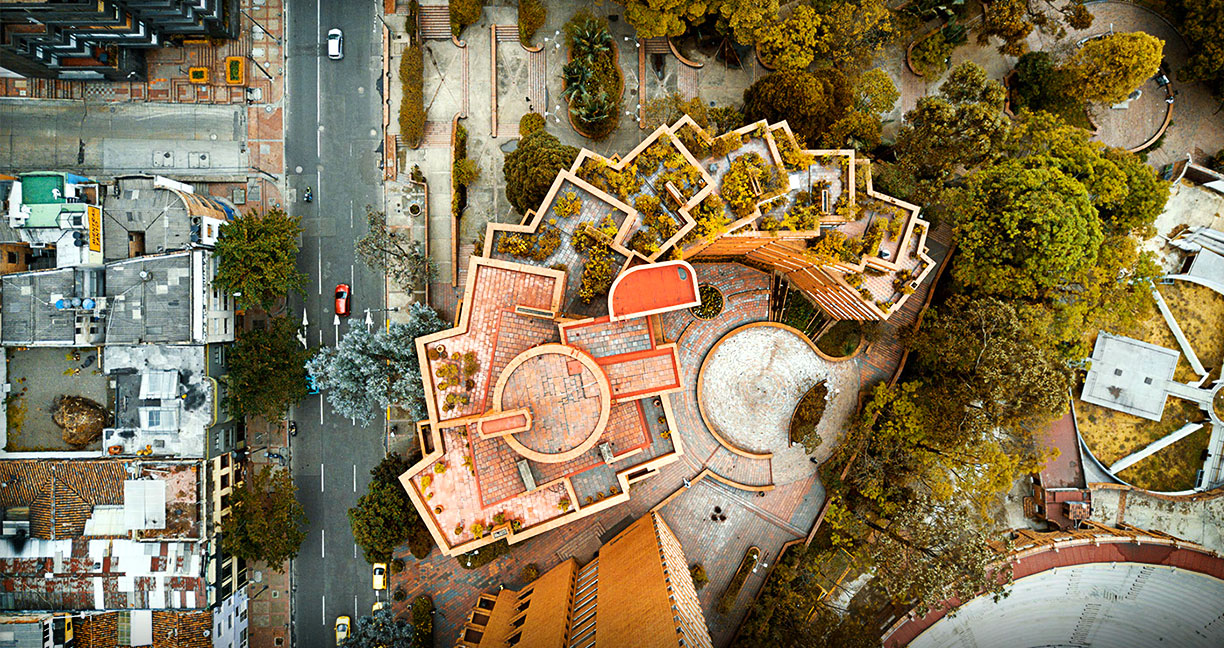 ภาพถ่ายจากโดรนในเมือง BOGOTÁ แสดงให้เห็นถึงสถาปัตยกรรมอันงดงาม