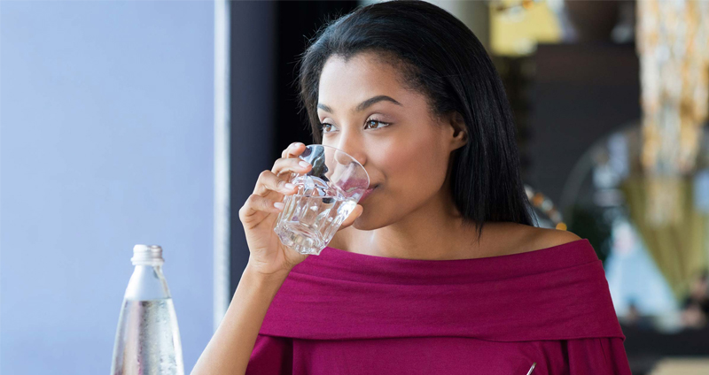 9 สัญญาณบ่งบอกว่า คุณเสพติด ‘การดื่มน้ำ’ มากเกินไป ส่งผลเสียต่อร่างกายนะคร้าบ!!