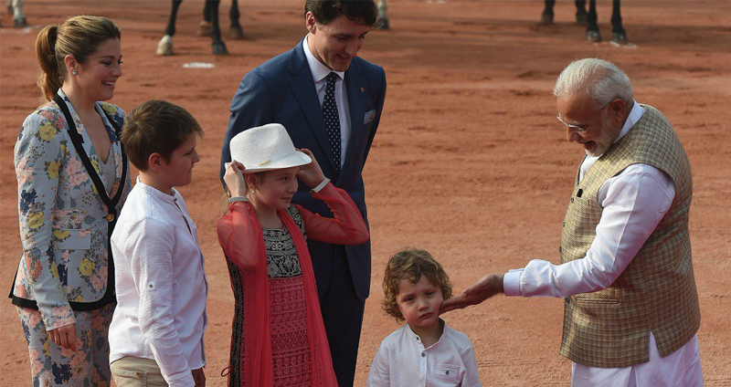 แม้ Justin Trudeau จะหล่อแค่ไหน ยังต้องแพ้ให้กับลูกชาย แย่งซีนทริปอินเดียของพ่อหมด!!