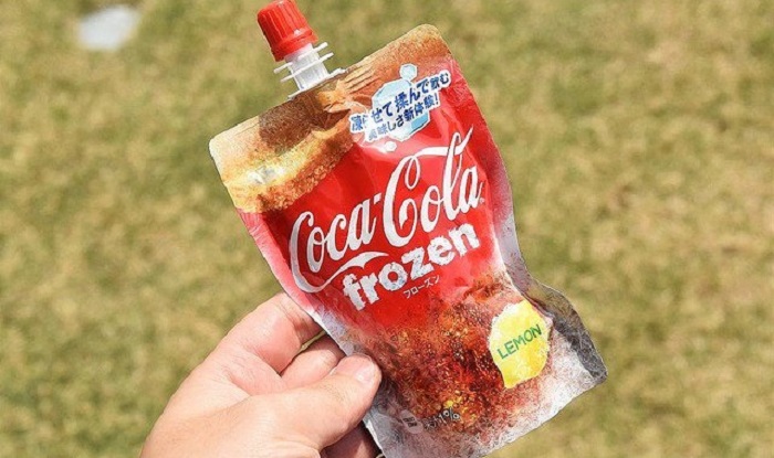 โค้กเตรียมออกสินค้าใหม่สุดเจ๋ง Coke Frozen Lemon น้ำอัดลมเกล็ดหิมะในถุงกินง่าย