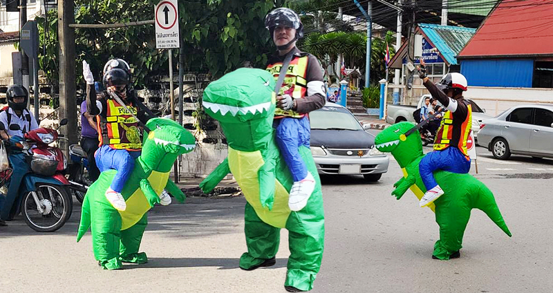 ตำรวจจราจรสุดแนว แต่งชุดไดโนเสาร์โบกรถกลางถนน จนเด็กๆ ชอบใจถามหากันใหญ่