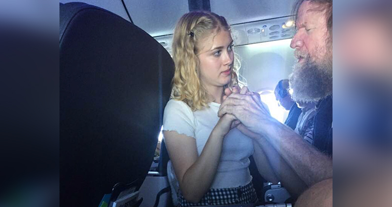 เรื่องอบอุ่นใจ สาวน้อยอาสาสื่อสารกับชายหูหนวกตาบอดบนเที่ยวบินด้วยการใช้ภาษามือ