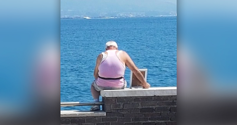 สุดซึ้ง!! คุณปู่นำ “รูปของภรรยาที่จากไปแล้ว” มานั่งมองทะเลด้วยกันทุกเช้า