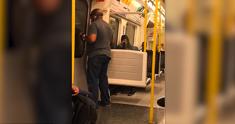 หนุ่มร่างยักษ์ตะโกนร้องเพลงในรถไฟใต้ดิน แต่กลับไม่โดนด่าแถมได้รับคำชม เพราะร้องดีเกิ้น!!