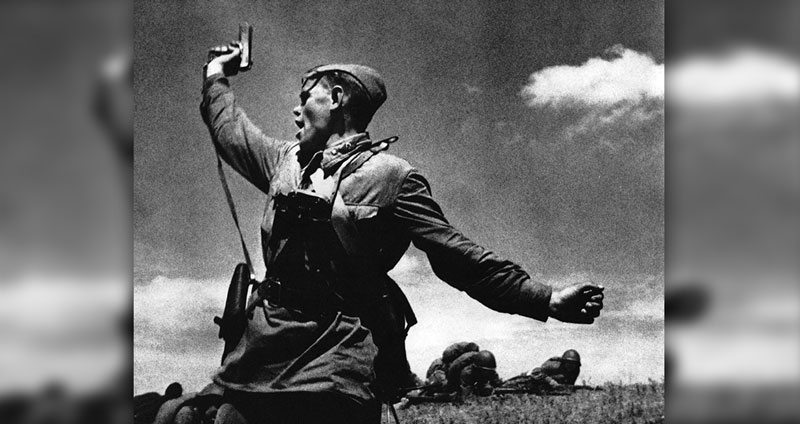 “Kombat” ภาพถ่ายผู้กล้าแห่งโซเวียต ผู้ปลุกใจกองกำลังและจากไปหลังจากนั้นเพียง 2 นาที