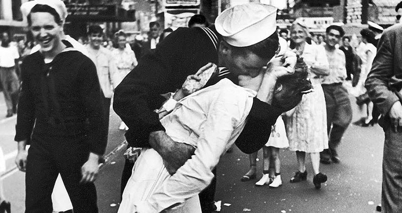 ย้อนเบื้องหลังภาพ “การจูบ” ในวันฉลองชัยชนะต่อญี่ปุ่น อาจจะไม่โรแมนติกอย่างที่คิด…