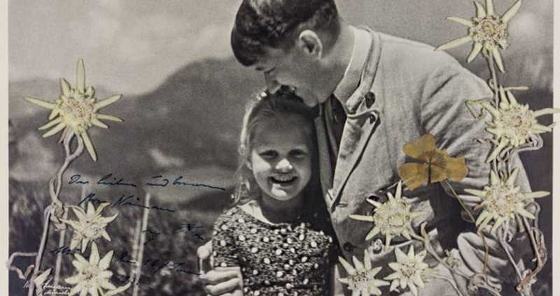ภาพหายาก “อดอล์ฟ ฮิตเลอร์กอดเด็กหญิงชาวยิว” ถูกประมูลไปในราคากว่า 380,000 บาท