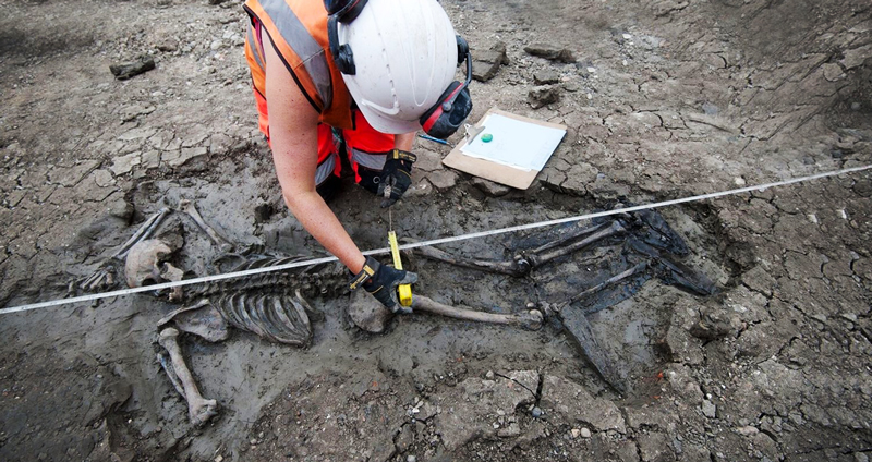 พบโครงกระดูกเก่าแก่อายุร่วม 500 ปีใส่รองเท้าบูทหนังสีดำยาวถึงเข่าที่อังกฤษ