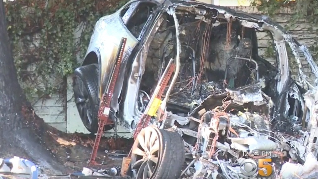 รถ Tesla ประสบอุบัติเหตุจนไฟไหม้ห้องโดยสารยับเยิน แต่คนขับรอดตาย เจ้าหน้าที่ถึงกับทึ่ง